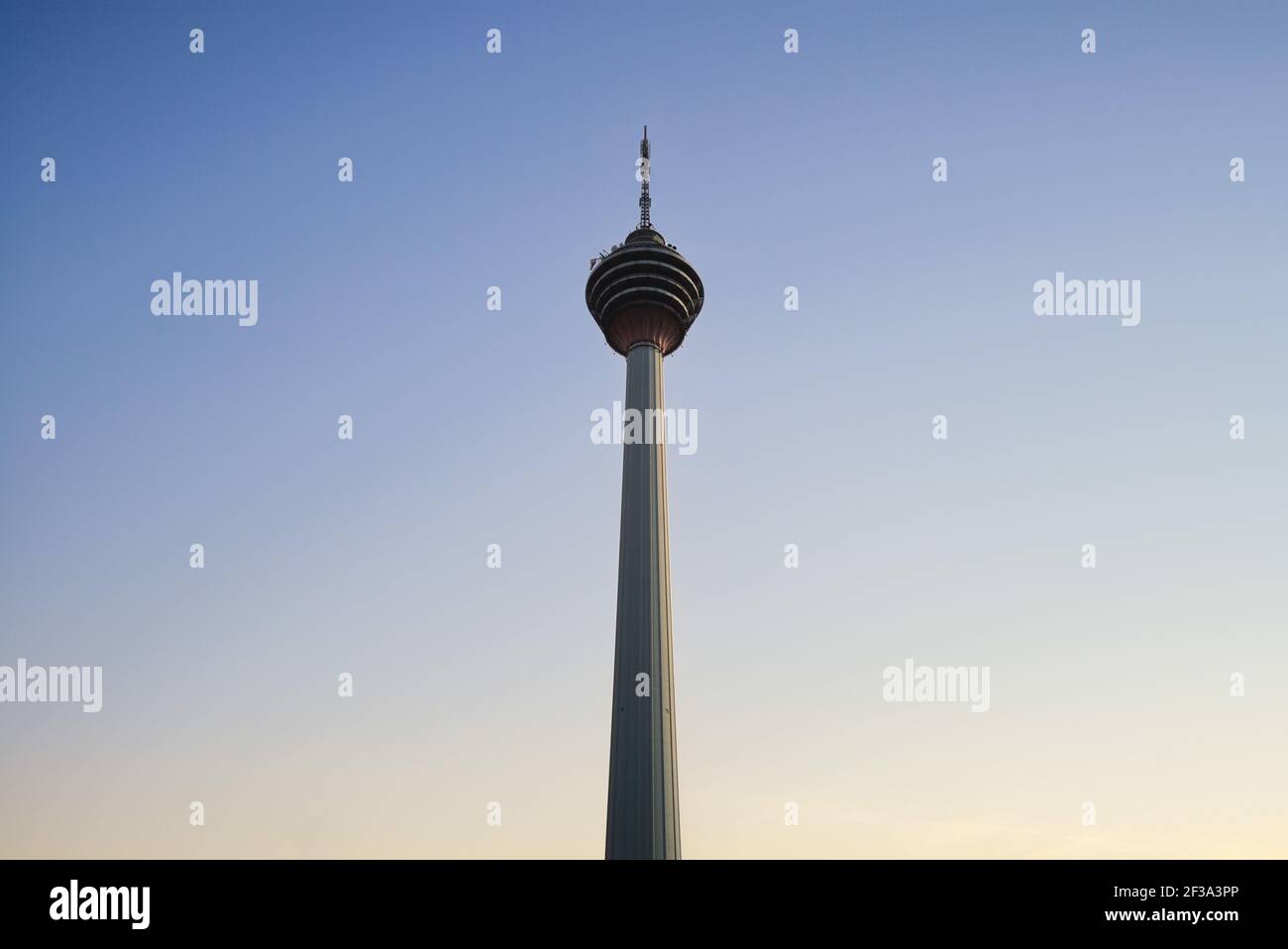Kuala Lumpur Tower, auch bekannt als KL Tower, in Kuala Lumpur, Malaysia, bei Dämmerung Stockfoto