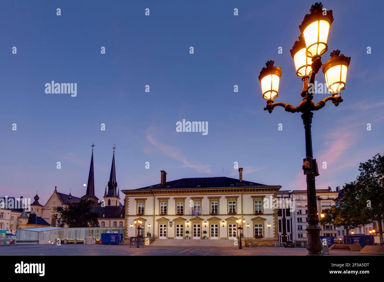 Luxemburg: Überblick über das Rathaus am Abend auf dem Platz „Place Guillaume II“ in der Stadt Luxemburg Stockfoto