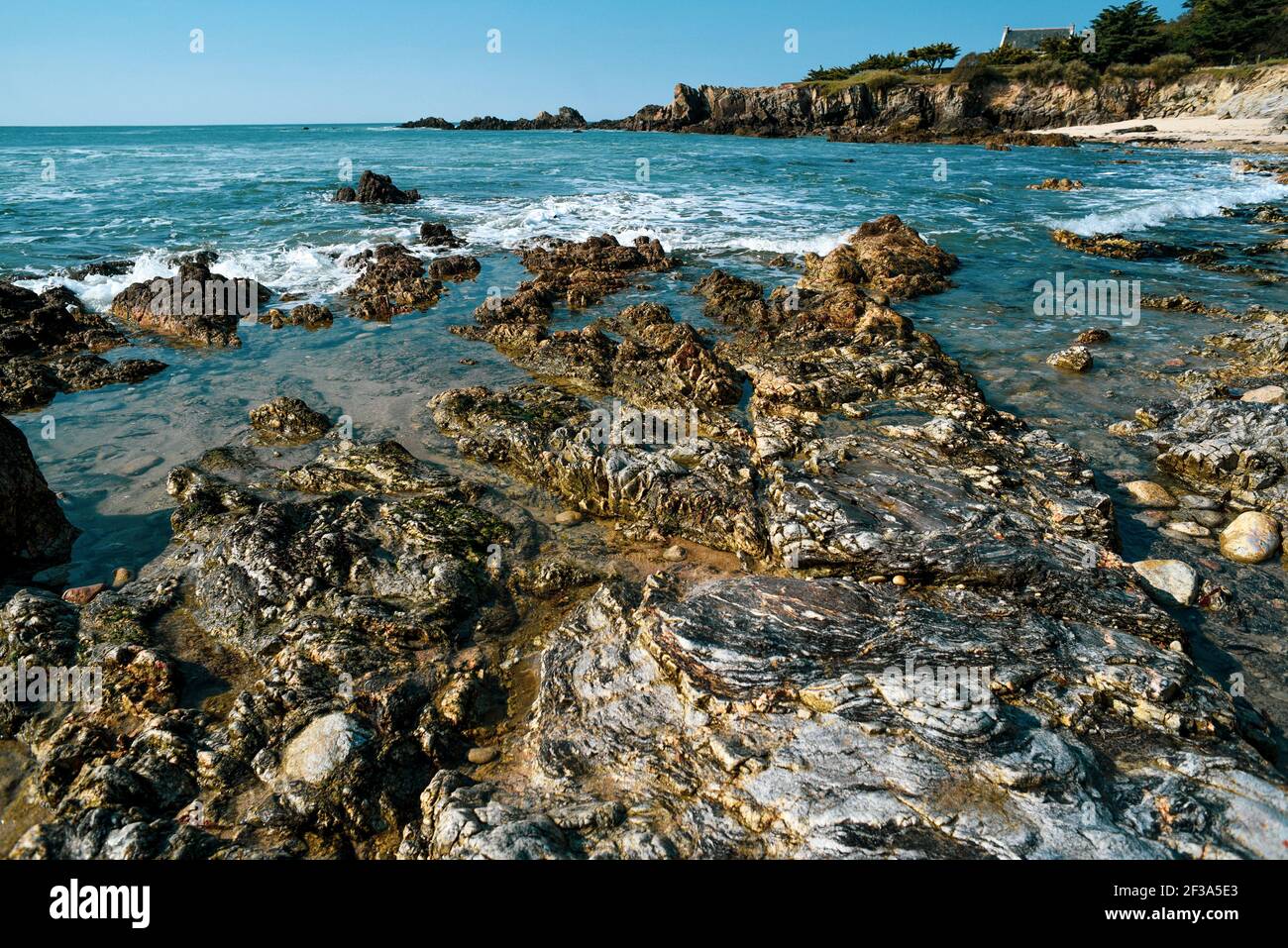 Meereslandschaft, felsige Meeresküste, selektiver Fokus. Stockfoto