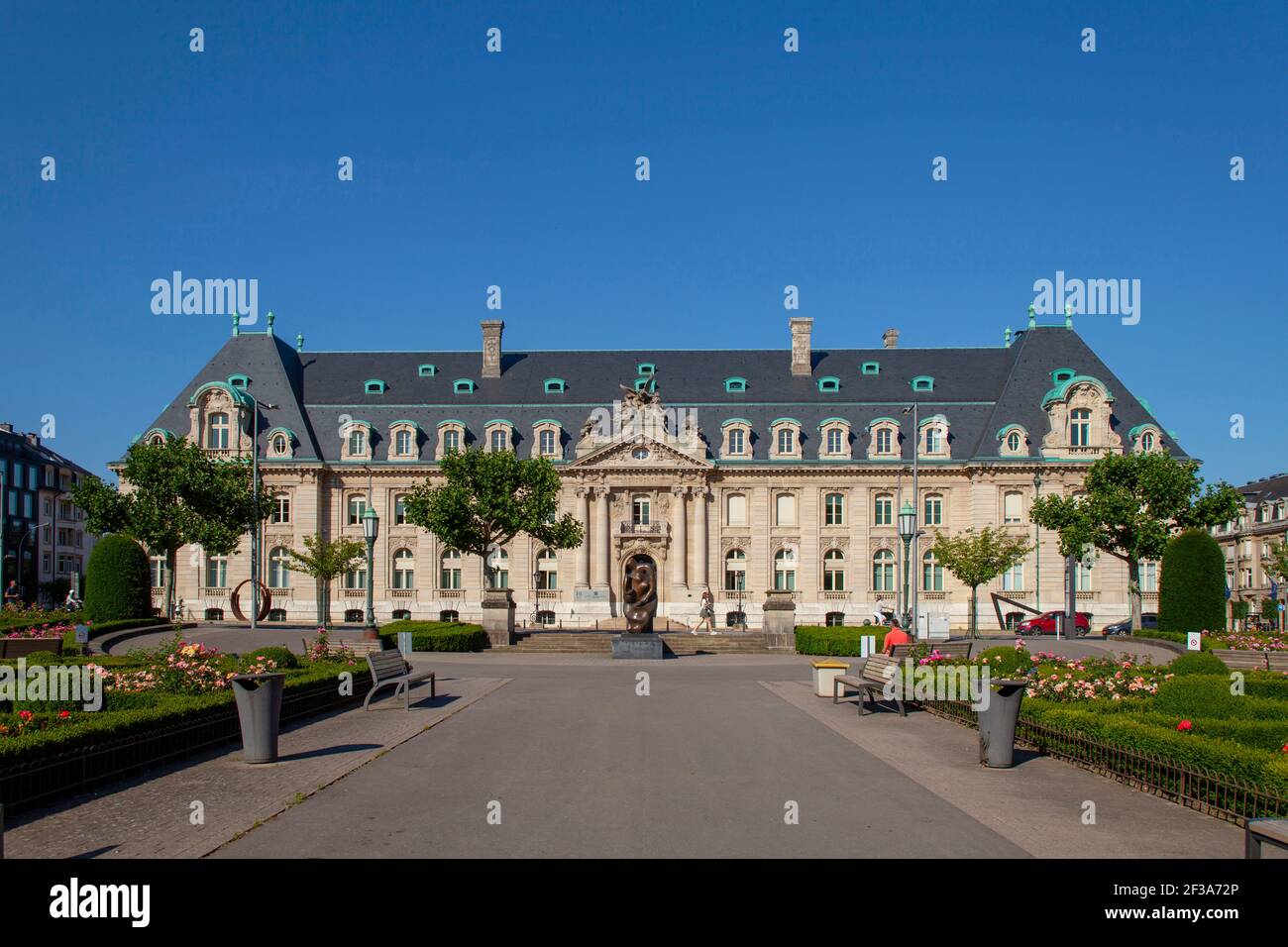 Luxemburg: Fassade des ehemaligen ARBED-Hauptquartiers (ARBED-Palast oder Stahlschloss) renoviert und Heimat der Staatsbank und des Sparfonds (BCEE) Stockfoto