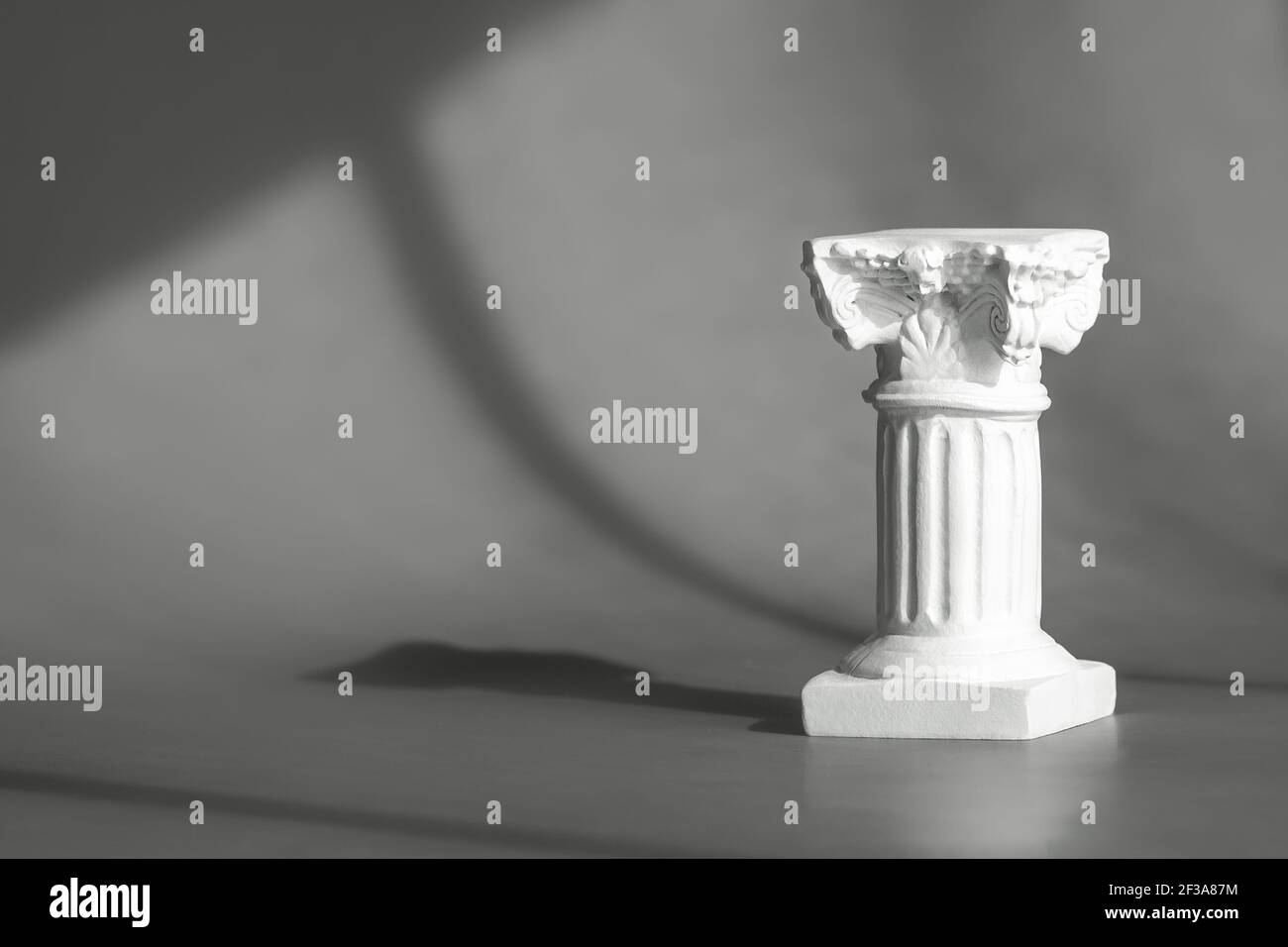 Römischer Marmorsäulenhintergrund mit Art déco-Dekor, Display und Mockup. Grauer Hintergrund für Produktpräsentation mit Schatten und Licht aus Fenstern Stockfoto