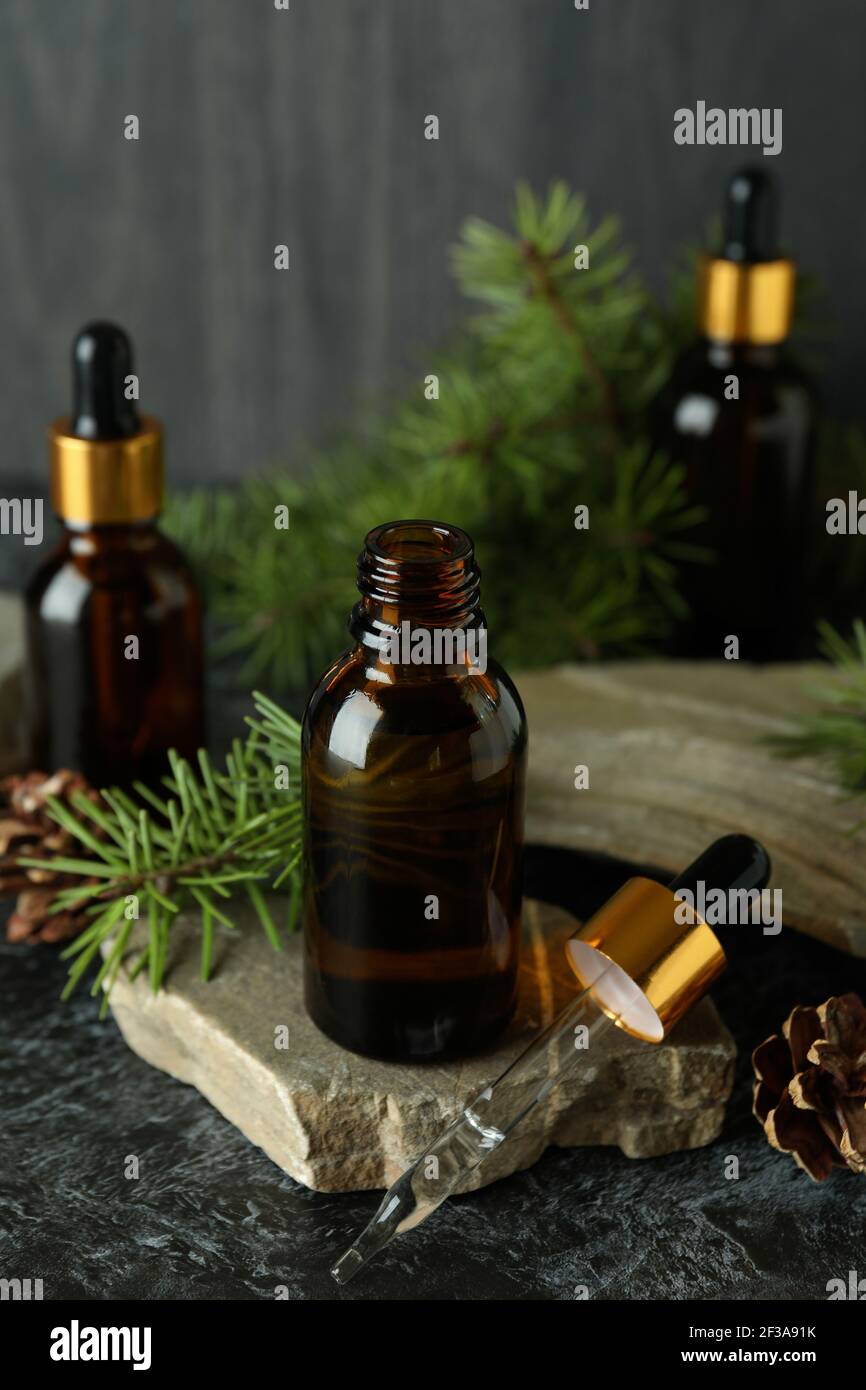 Aromatherapie-Konzept mit Pinienöl auf schwarzem Rauchtisch Stockfoto