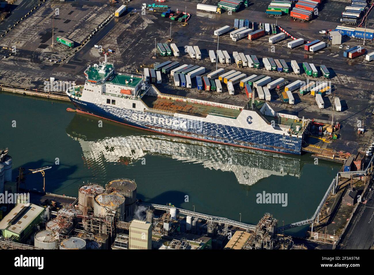 See-LKW-Fähre wartet auf Ladung in Seaforth Docks, Liverpool, Nordwesten England, Mersey Side, Großbritannien, Aus der Luft Stockfoto