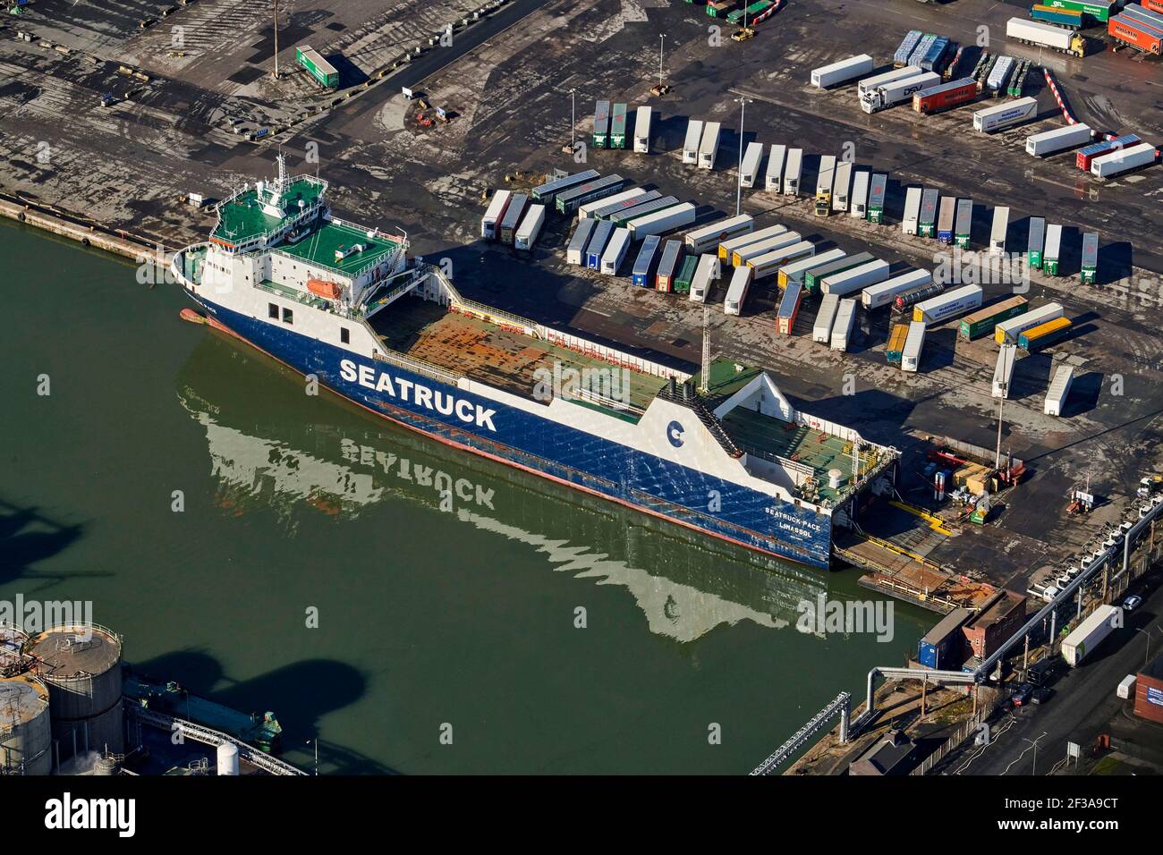 See-LKW-Fähre wartet auf Ladung in Seaforth Docks, Liverpool, Nordwesten England, Mersey Side, Großbritannien, Aus der Luft Stockfoto