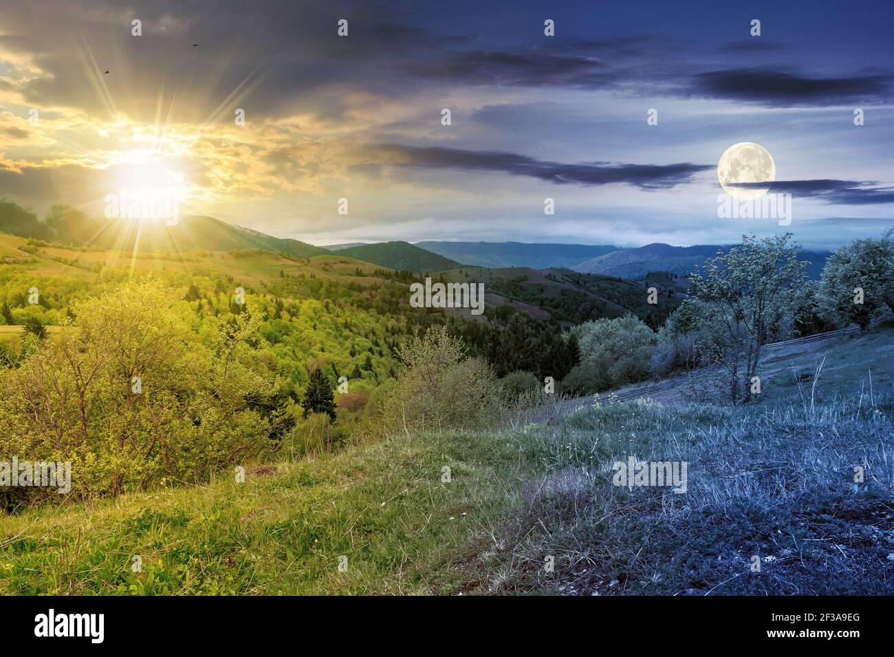 Tag und Nacht Tagundnachtgleiche Zeitwechsel Konzept über bergigen Landschaft im Frühjahr. Bäume und Gras auf Hügeln Rollen durch grünes Tal in zu Stockfoto