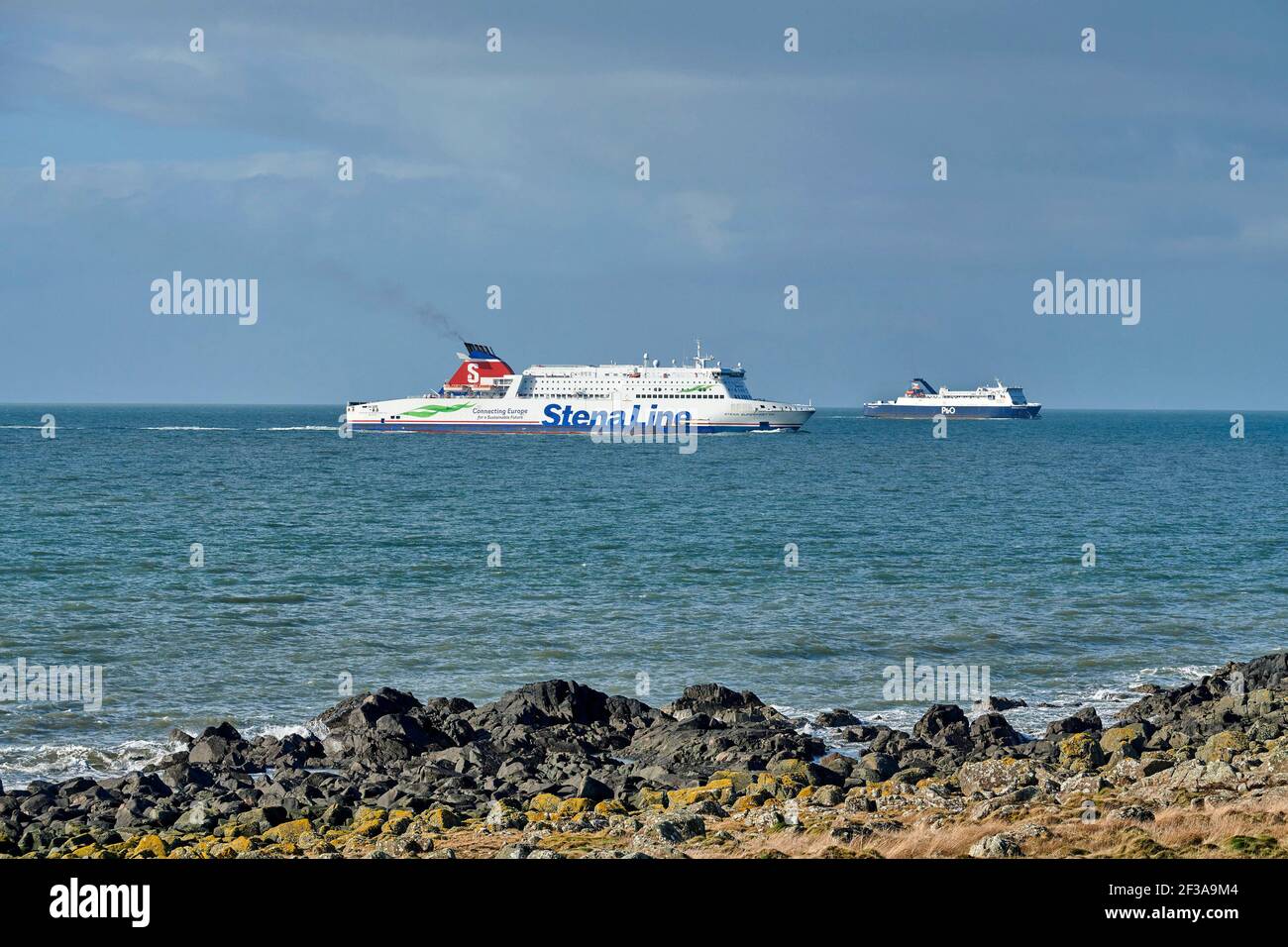 Stena Line und P & O Irish Sea Fähren fahren an der Nordspitze der Rhinns of Galloway, schottische Küste, auf dem Weg nach Cairnryan, Westschottland Stockfoto