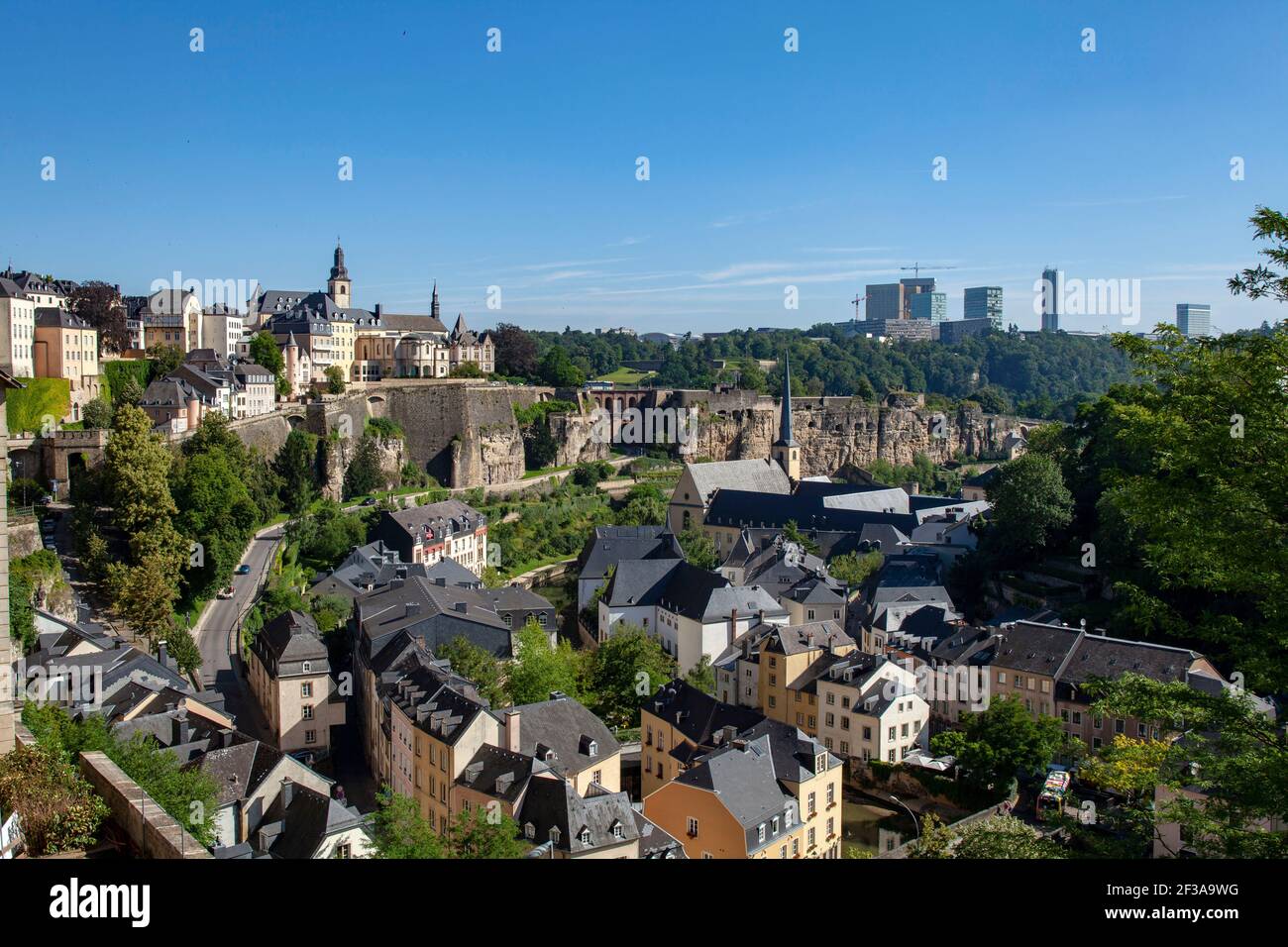 Luxemburg: Überblick über die Stadt Luxemburg. Bezirk Grund, am Fuße der Oberstadt. Stockfoto