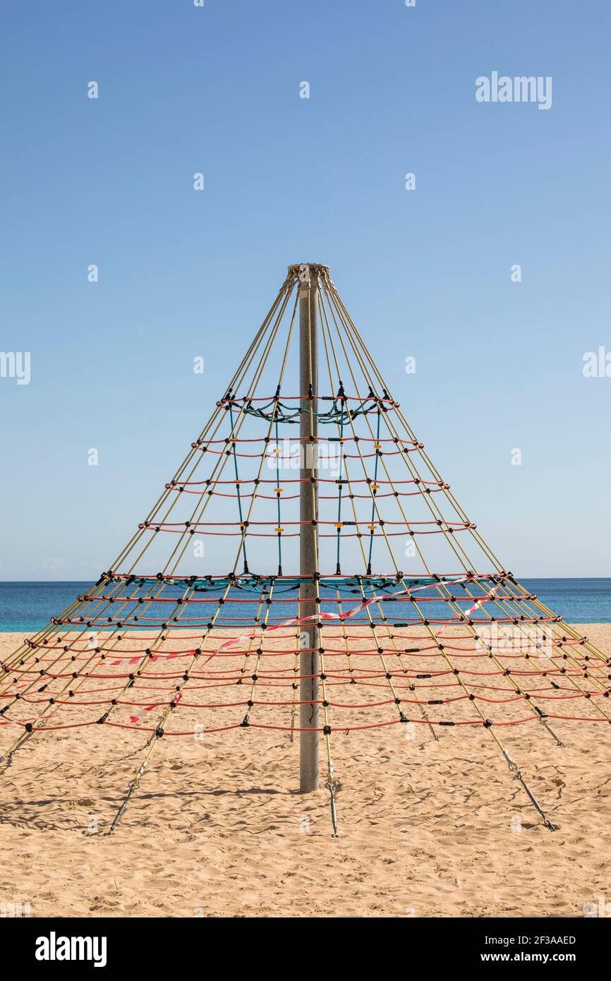 Magaluf, Mallorca, Spanien. März 2021, 15th. Jungle Gymn Spielplatz während der Absperrung am Strand von Magaluf auf Mallorca. Quelle: John-Patrick Morarescu/ZUMA Wire/Alamy Live News Stockfoto
