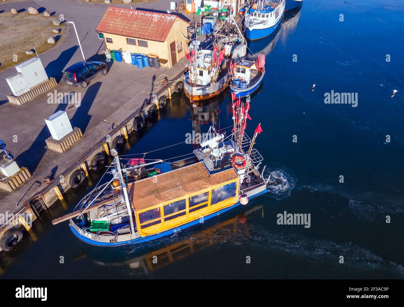 Freest, Deutschland. September 2017, 14th. Fischerboote segeln auf dem Greifswalder Bodden und fangen Heringe. (Aufgenommen mit extremem Teleobjektiv) die festen niedrigen Fangquoten verursachen Küstenfischer in Mecklenburg-Vorpommern Probleme. Beim Hering sind seit 2017 rund 94 Prozent der Fangquote verloren gegangen. Quelle: Jens Büttner/dpa-Zentralbild/ZB/dpa/Alamy Live News Stockfoto
