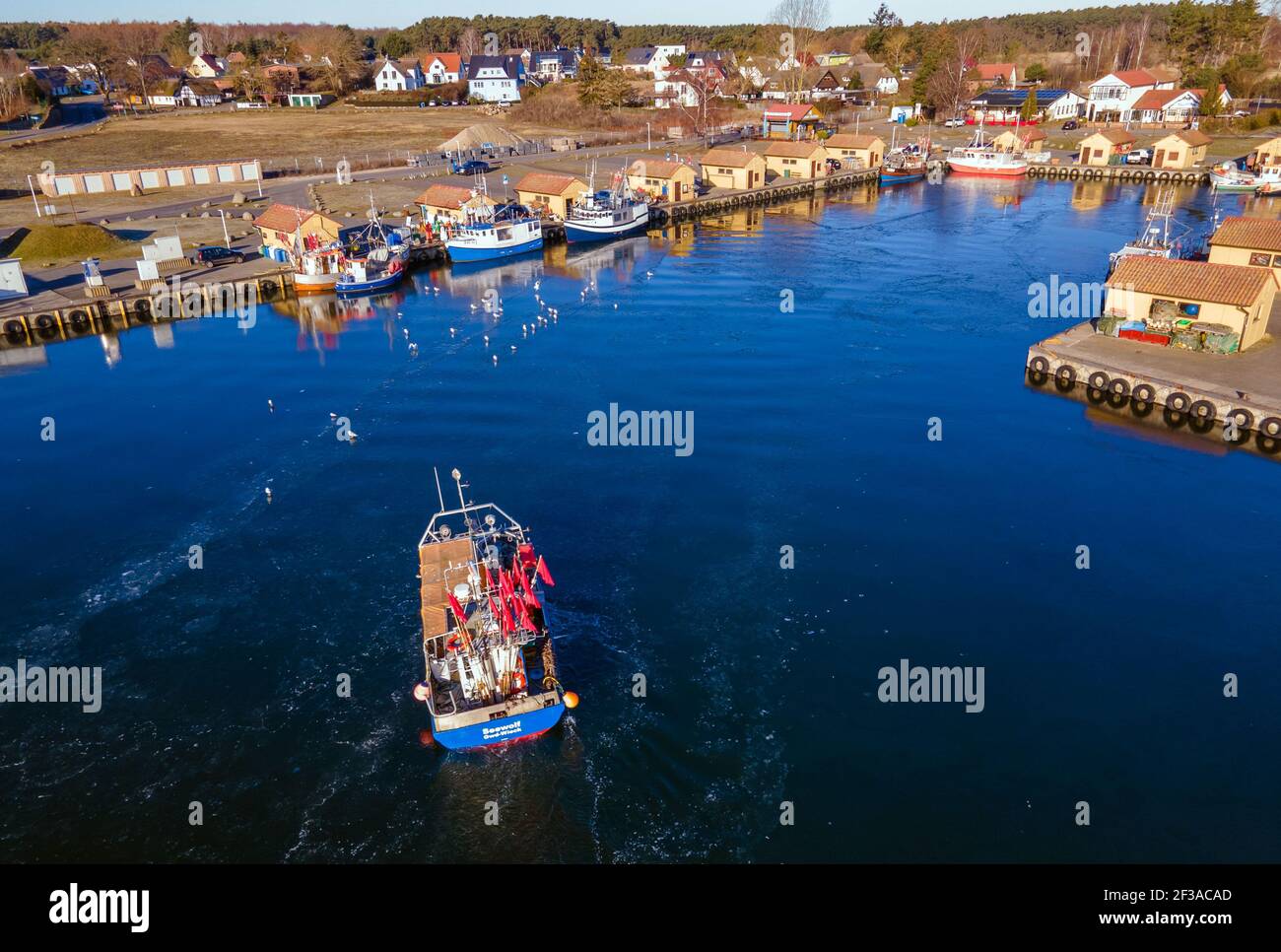 Freest, Deutschland. September 2017, 14th. Fischerboote segeln auf dem Greifswalder Bodden und fangen Heringe. (Aufgenommen mit extremem Teleobjektiv) die festen niedrigen Fangquoten verursachen Küstenfischer in Mecklenburg-Vorpommern Probleme. Beim Hering sind seit 2017 rund 94 Prozent der Fangquote verloren gegangen. Quelle: Jens Büttner/dpa-Zentralbild/ZB/dpa/Alamy Live News Stockfoto