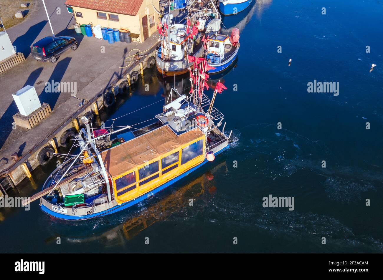 Freest, Deutschland. September 2017, 14th. Fischerboote segeln auf dem Greifswalder Bodden und fangen Heringe. (Aufgenommen mit extremem Teleobjektiv) die festen niedrigen Fangquoten verursachen Küstenfischer in Mecklenburg-Vorpommern Probleme. Beim Hering sind seit 2017 rund 94 Prozent der Fangquote verloren gegangen. Quelle: Jens Büttner/dpa-Zentralbild/ZB/dpa/Alamy Live News Stockfoto