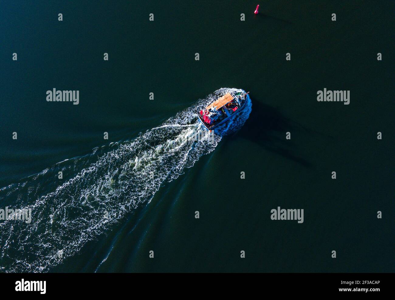 Freest, Deutschland. September 2017, 14th. Fischerboote segeln auf dem Greifswalder Bodden und fangen Heringe. (Aufgenommen mit extremem Teleobjektiv) die festen niedrigen Fangquoten verursachen Küstenfischer in Mecklenburg-Vorpommern Probleme. Beim Hering sind seit 2017 rund 94 Prozent der Fangquote verloren gegangen. Quelle: Jens Büttner/dpa-Zentralbild/ZB/dpa/Alamy Live News Stockfoto