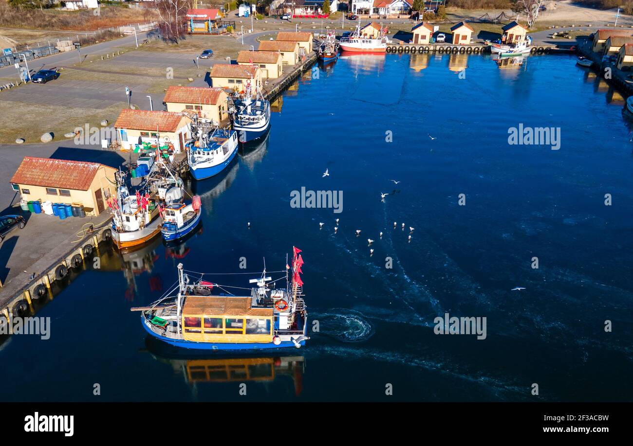 Freest, Deutschland. September 2017, 14th. Fischerboote segeln auf dem Greifswalder Bodden und fangen Heringe. (Aufgenommen mit extremem Teleobjektiv) die festen niedrigen Fangquoten verursachen Küstenfischer in Mecklenburg-Vorpommern Probleme. Beim Hering sind seit 2017 rund 94 Prozent der Fangquote verloren gegangen. Quelle: Jens Büttner/dpa-Zentralbild/ZB/dpa/Alamy Live News Stockfoto