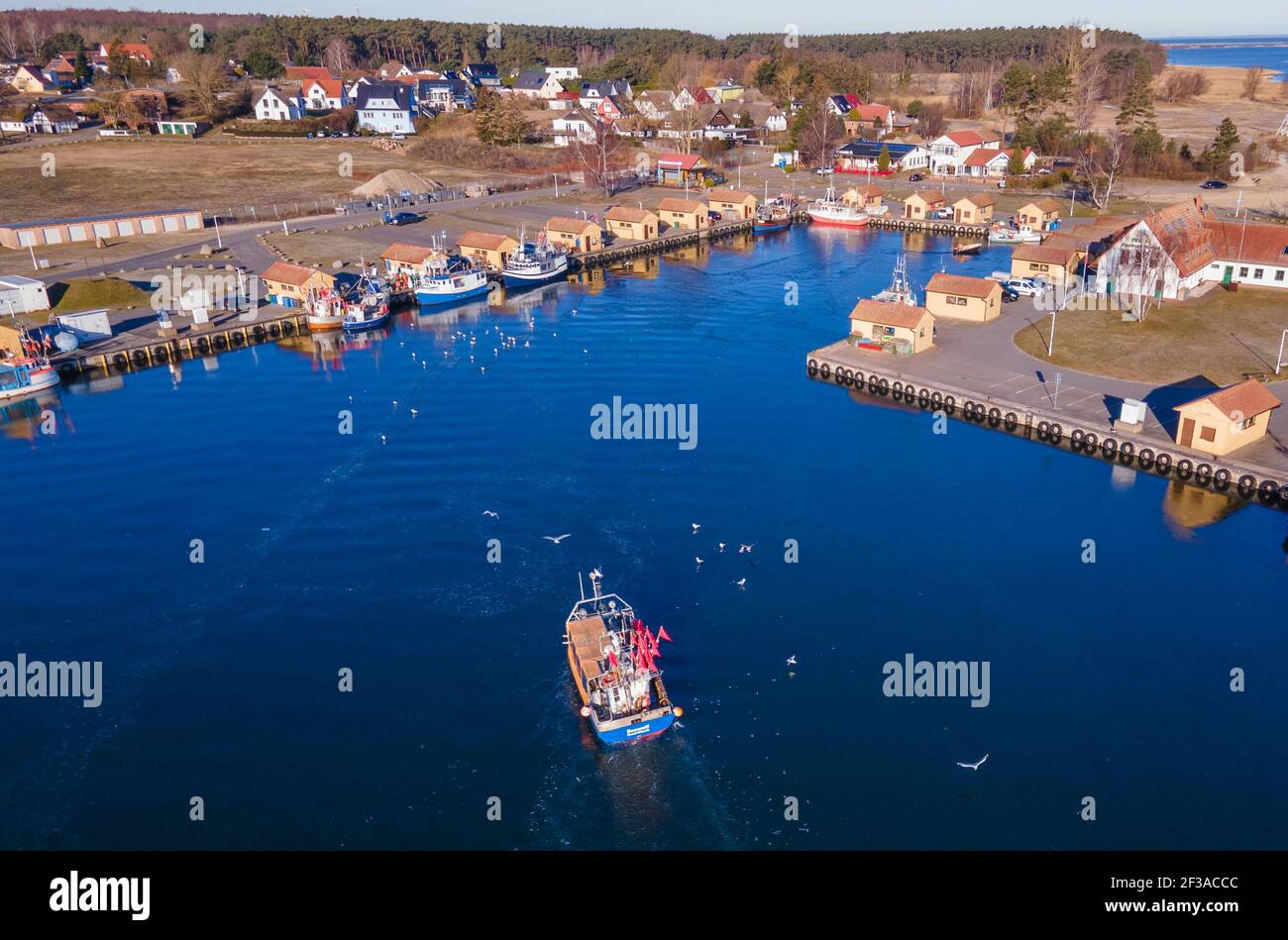 Freest, Deutschland. September 2017, 14th. Fischerboote segeln auf dem Greifswalder Bodden und fangen Heringe. (Aufgenommen mit extremem Teleobjektiv) die festen niedrigen Fangquoten verursachen Küstenfischer in Mecklenburg-Vorpommern Probleme. Beim Hering sind seit 2017 rund 94 Prozent der Fangquote verloren gegangen. Quelle: Jens Büttner/dpa-Zentralbild/ZB/dpa/Alamy Live News Stockfoto
