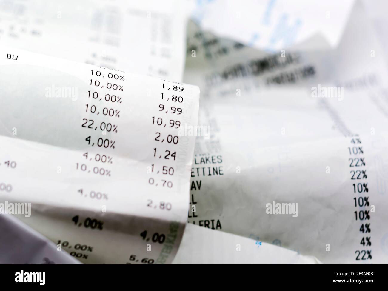 Ein Papierbeleg mit der Liste der wirtschaftlichen Probleme. Wirtschaft und Wirtschaft. Familienbudget Stockfoto