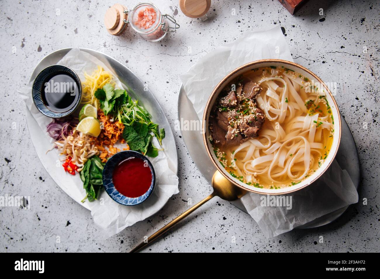 Vietnamesische traditionelle Suppe Pho bo mit Belag Stockfoto