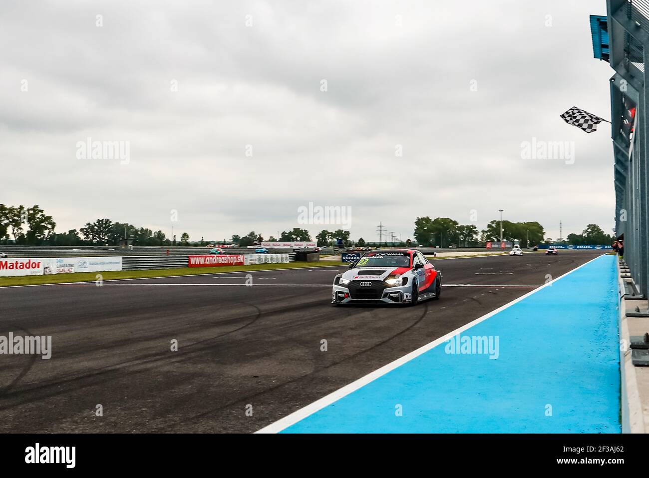 22 FREDERIC VERVISCH, (BELGIEN), COMTOYOU TEAM AUDI SPORT, AUDI RS3 LMS, Action-Zielflagge, Drapeau, Sieger Rennen 1 beim FIA WTCR World Touring Car Cup Rennen der Slowakei 10 am Slovakia Ring, vom 12. Bis 2019. Mai - Foto Marcel langer / DPPI Stockfoto