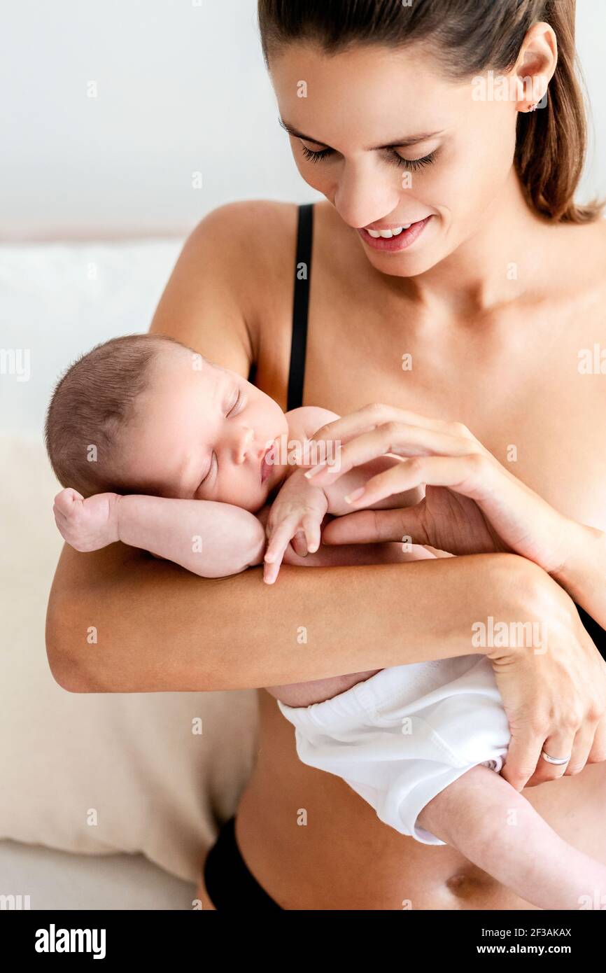 Mutter und ihr neugeborenes Baby Stockfoto