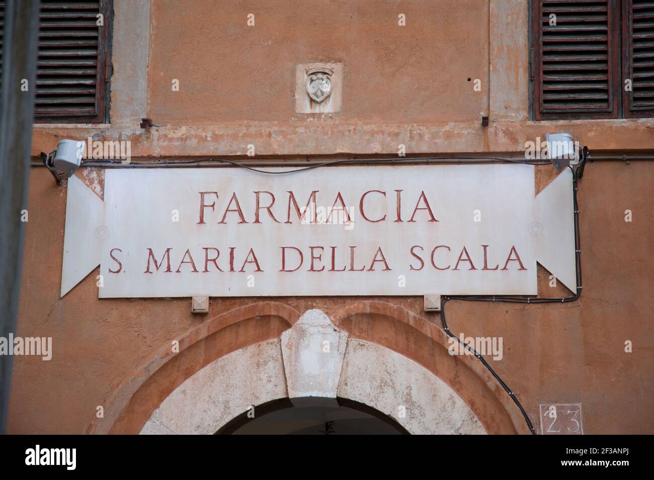 Altes Marmorschild, Apotheke, Santa, Maria, della, Scala, Trastevere, Rom, Latium, Italien, Europa Stockfoto