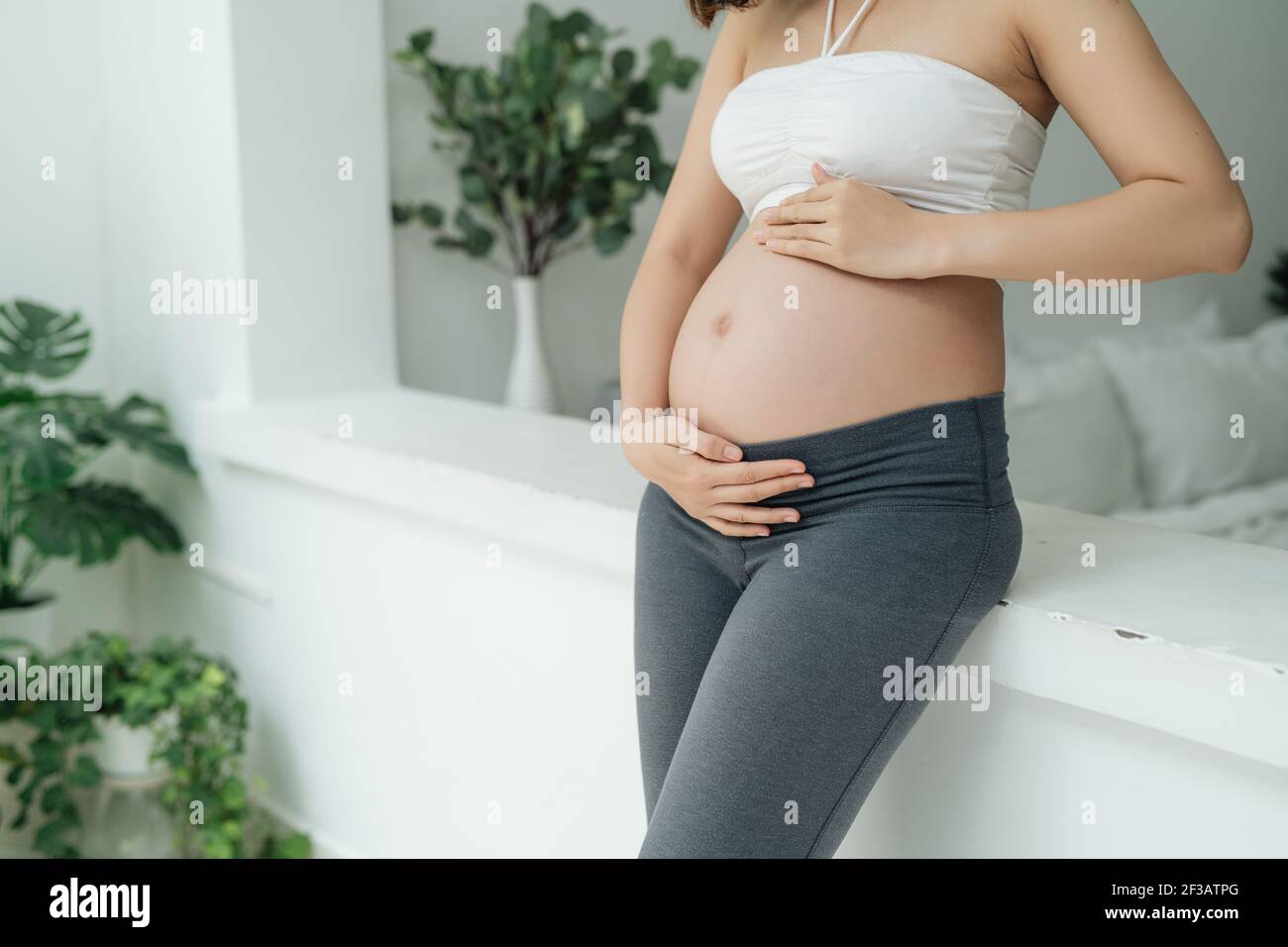 Porträt von 6 Monate schwangere Frau Stockfoto