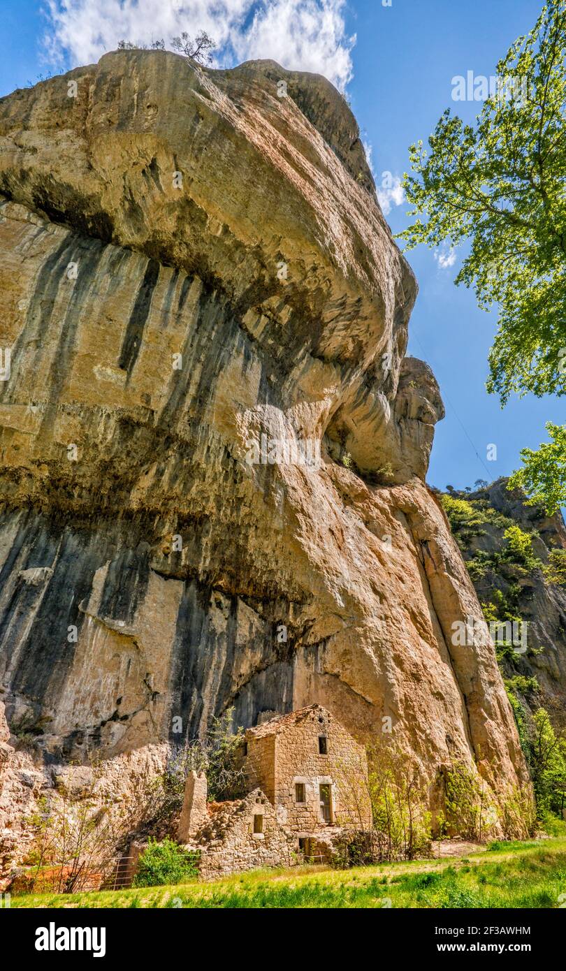 Zerstörtes Haus in Felsformation, Felslack, am Cirque des Baumes, Gorges du Tarn, Lozere Department, Region Okzitanien, Frankreich Stockfoto