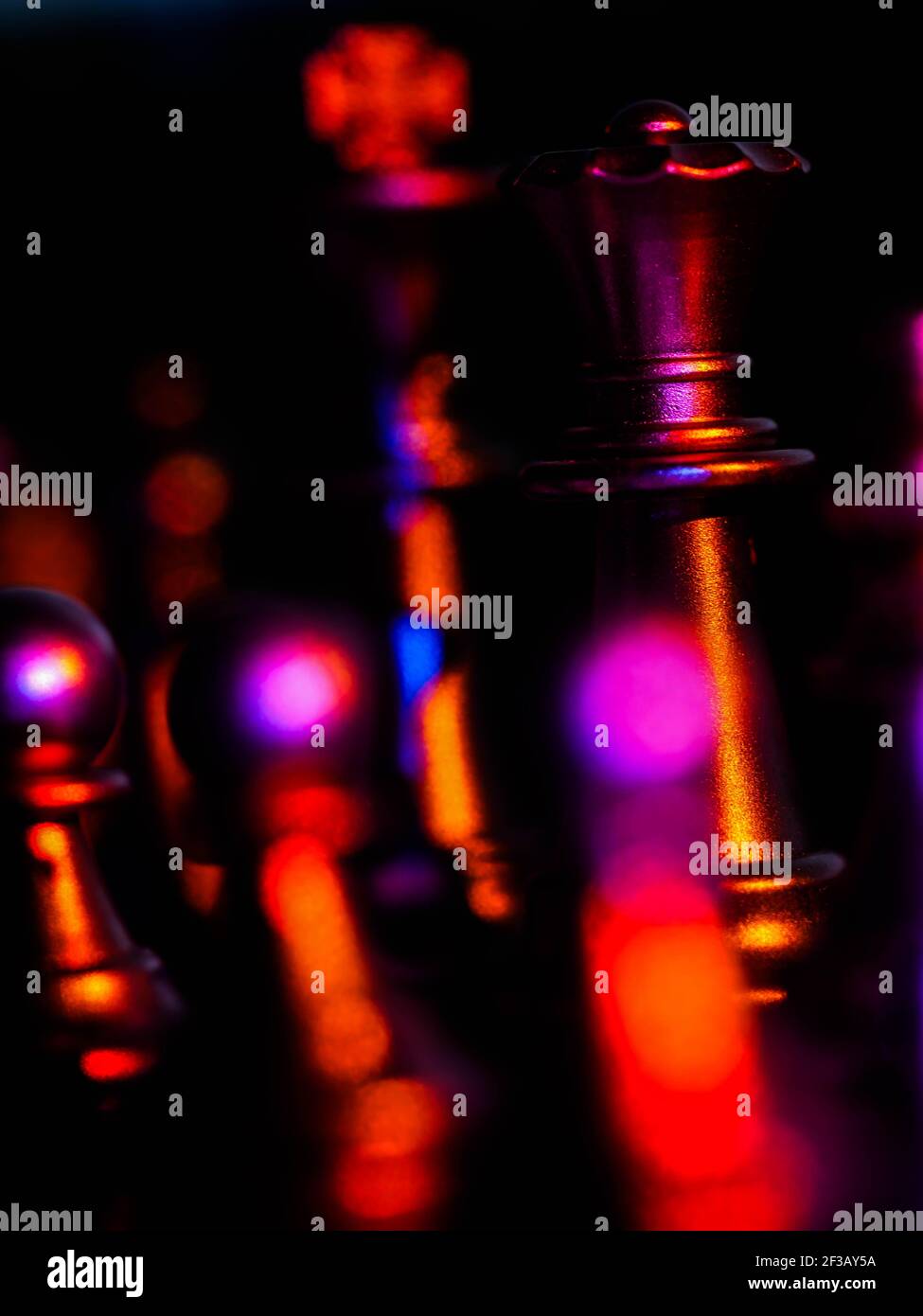 Business-Spiel wettbewerbsfähige Strategie mit Schach-Brettspiel mit Blur Hintergrund Stockfoto