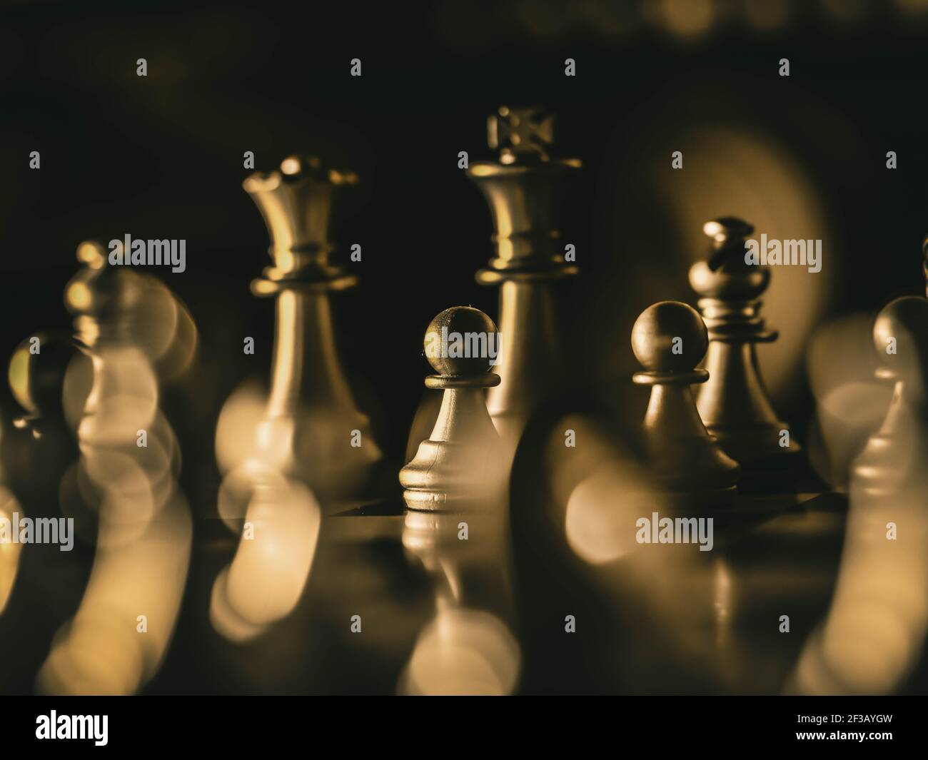 Business-Spiel wettbewerbsfähige Strategie mit Schach-Brettspiel mit Blur Hintergrund Stockfoto