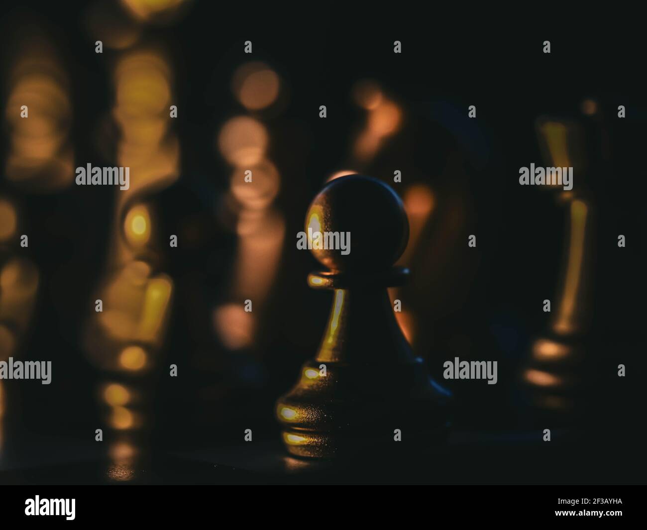 Business-Spiel wettbewerbsfähige Strategie mit Schach-Brettspiel mit Blur Hintergrund Stockfoto