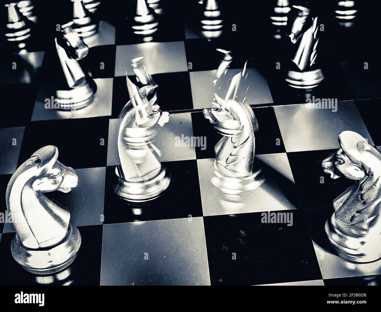 Business-Spiel wettbewerbsfähige Strategie mit Schach-Brettspiel mit Blur Hintergrund Stockfoto