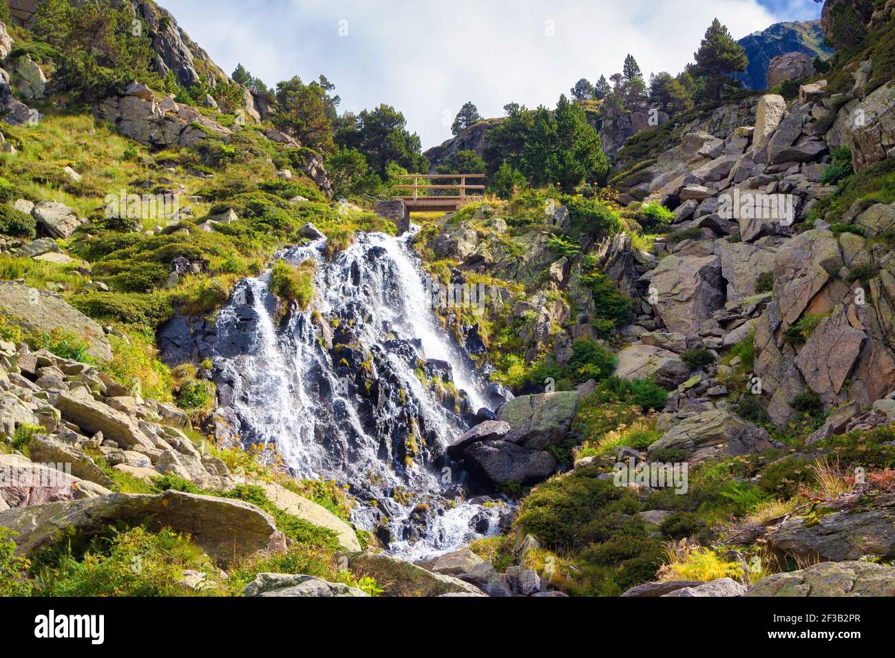 Blick auf einen der Wasserfälle des Juclar Flusses beim Aufstieg zu den Juclar Seen. Canillo Parish - Andorra Stockfoto