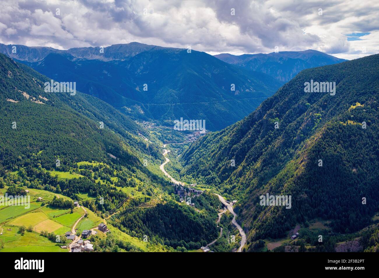 Luftaufnahme des Tals des Flusses Valira des Orients, der Andorra mit seinen beeindruckenden Bergen durchquert, die es umgeben. Canillo Parish - Andorra Stockfoto