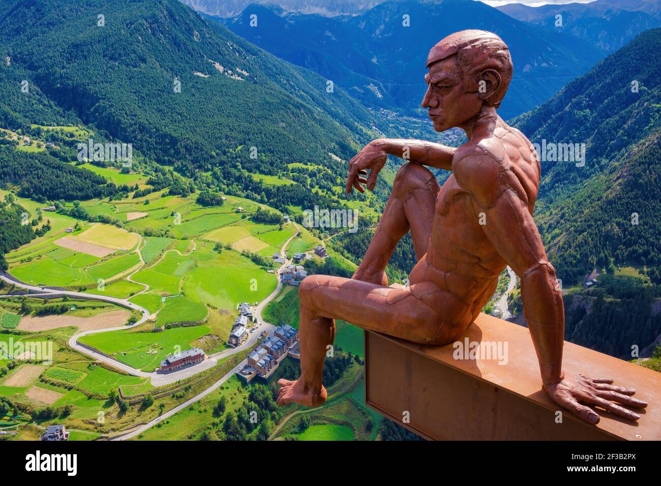 Blick auf die Statue des Denkers, die über dem Valira-Tal über der Stadt Canillo aufgehängt ist. Canillo Parish - Andorra Stockfoto