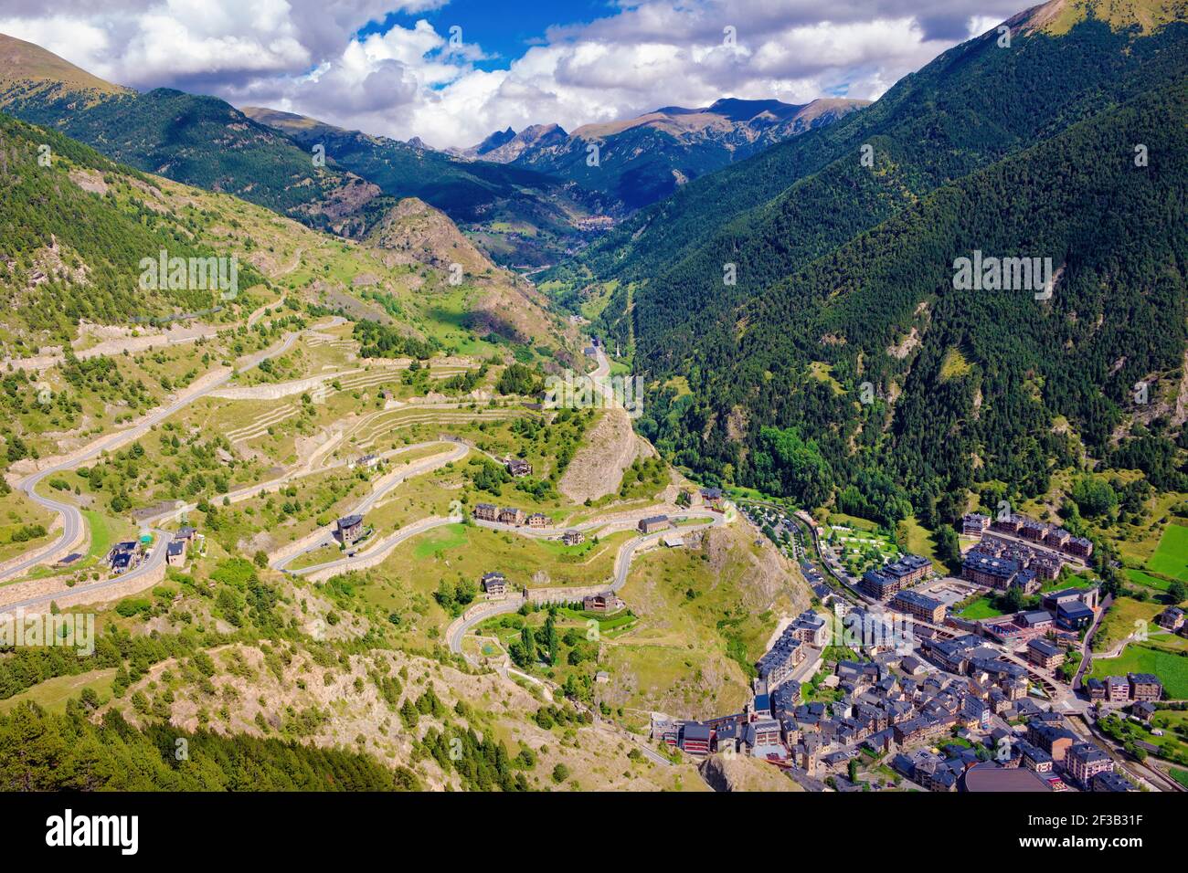 Luftaufnahme des Valira-Tals zum Hafen von Envalira mit Canillo zu seinen Füßen. Andorra Stockfoto