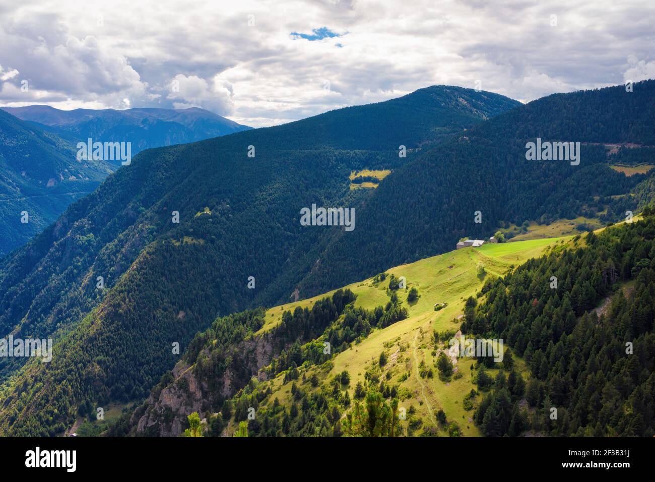 Blick auf einige Gipfel, die das Valira-Tal in Andorra umgeben. Canillo Parish - Andorra Stockfoto