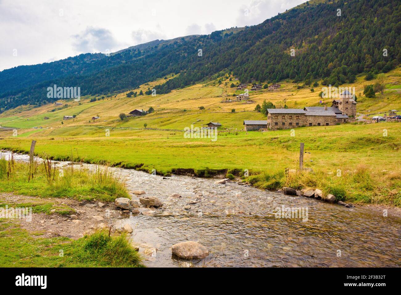 Panoramablick auf das Tal von Incles mit dem Fluss Juclar. Canillo Parish - Andorra Stockfoto