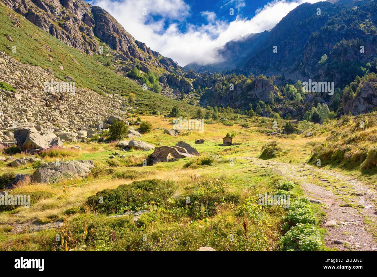 Blick auf das Ende des Inkles-Tals, wo sich der Picknickplatz befindet, wo der Aufstieg zu den Juclar-Seen beginnt. Canillo Parish - Andorra Stockfoto