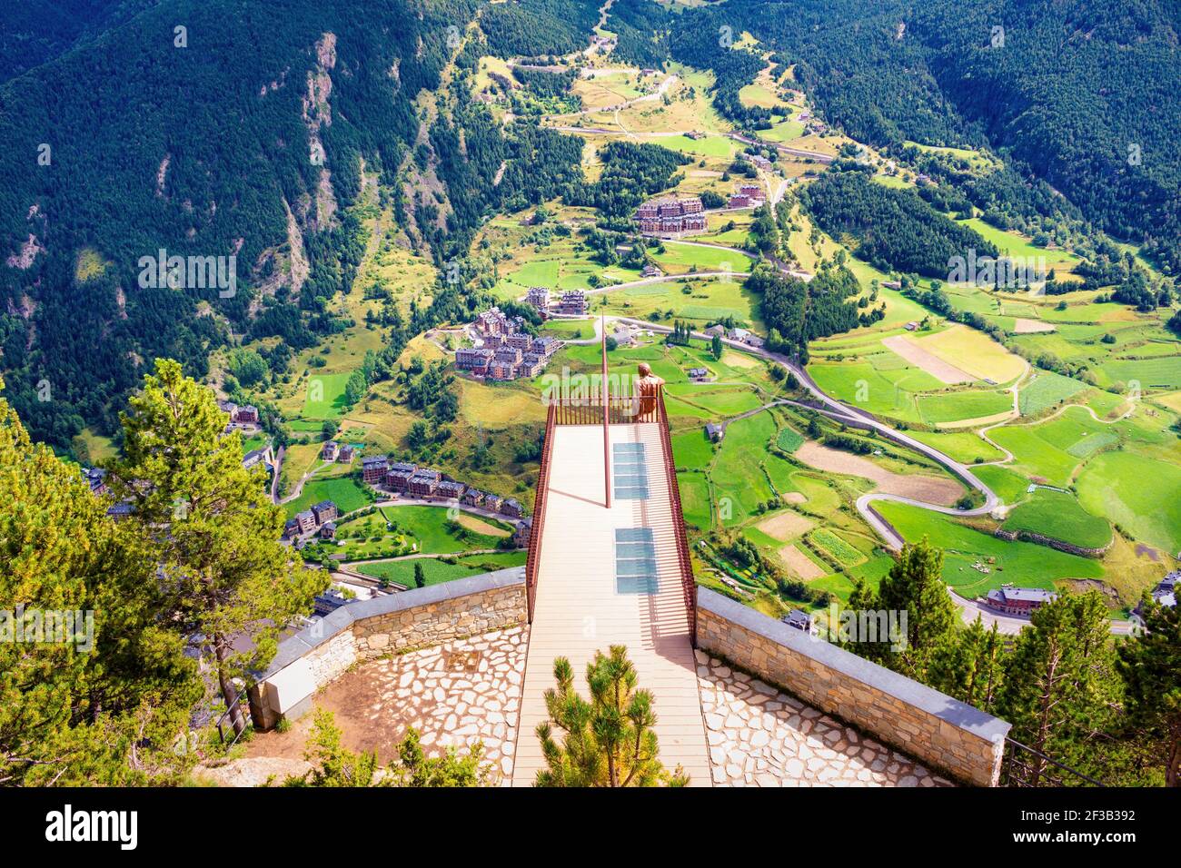 Luftaufnahme des Aussichtspunktes Quer, der aufgehängt ist Eine beeindruckende Klippe über der Stadt Canillo Andorra Stockfoto