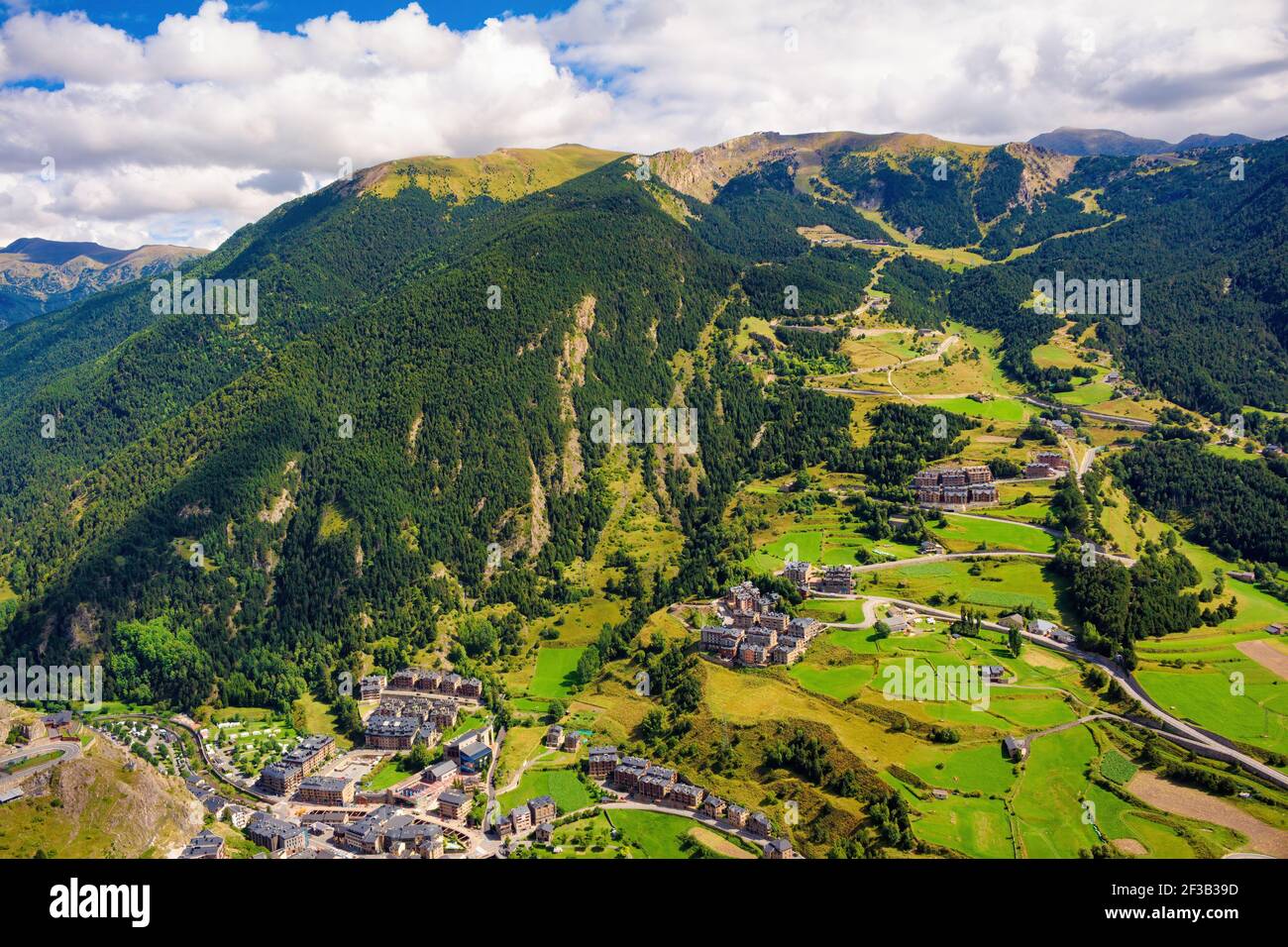 Luftaufnahme vom Querperspektive auf die Berge vor dem Valira Tal mit Canillo. Andorra Stockfoto