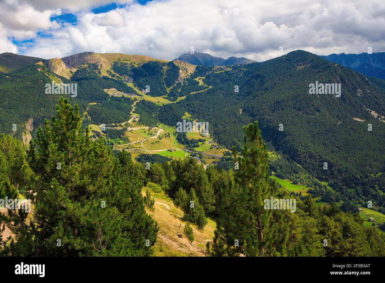 Blick auf die Berge des Hafens von Ordino vom Aussichtspunkt Quer. Canillo Parish - Andorra Stockfoto
