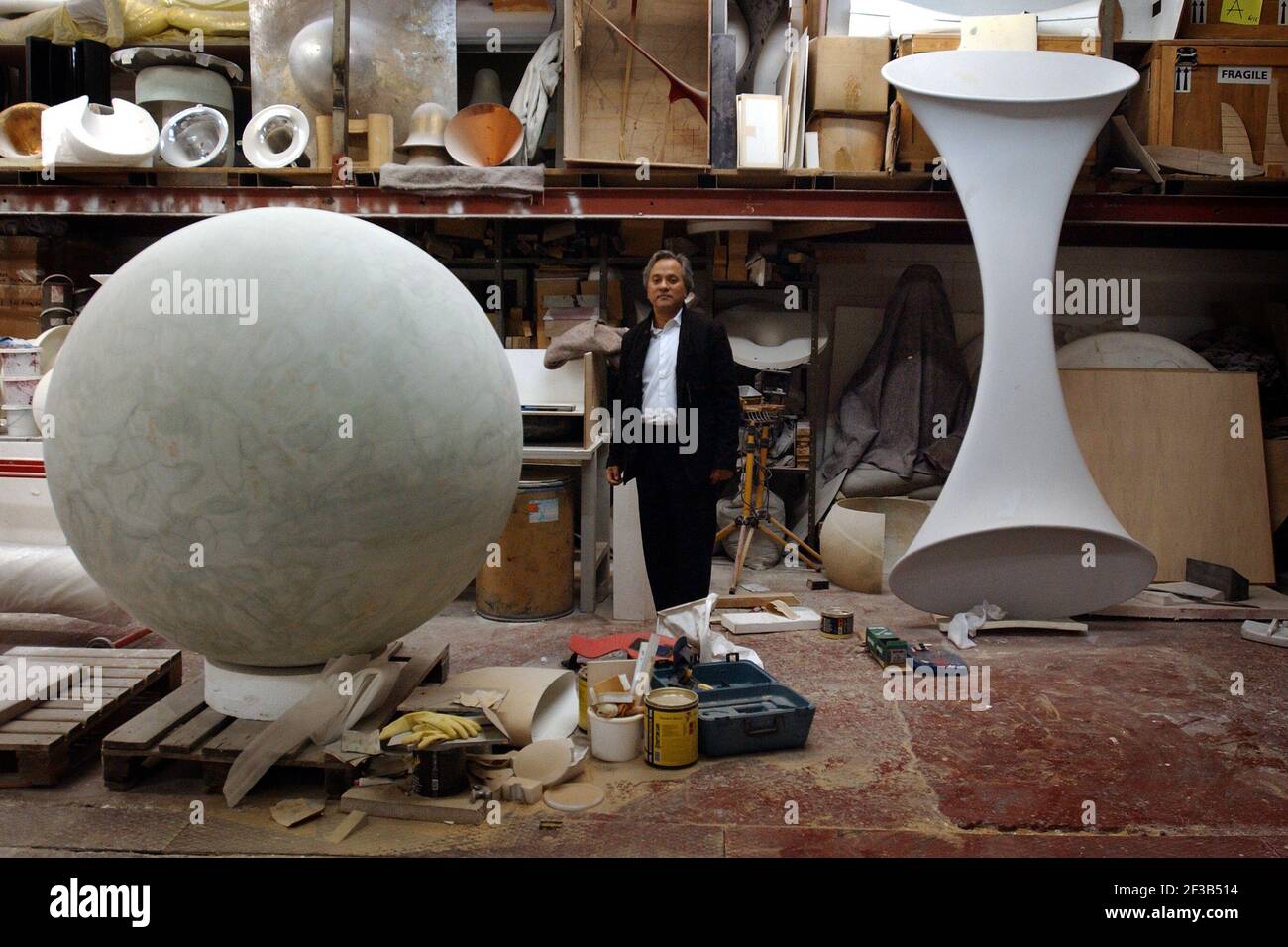 ANISH KAPOOR IN SEINEM LONDON STUDIO,11.11/05 TOM PILSTON Stockfoto
