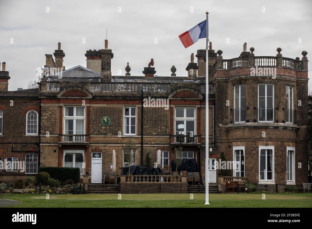 Französische Nationalflagge auf dem Mast feiert the150-jähriges Jubiläum seit Napoleon III. Kam die französische Kaiserfamilie im Exil am Camden Place, Kent an Stockfoto