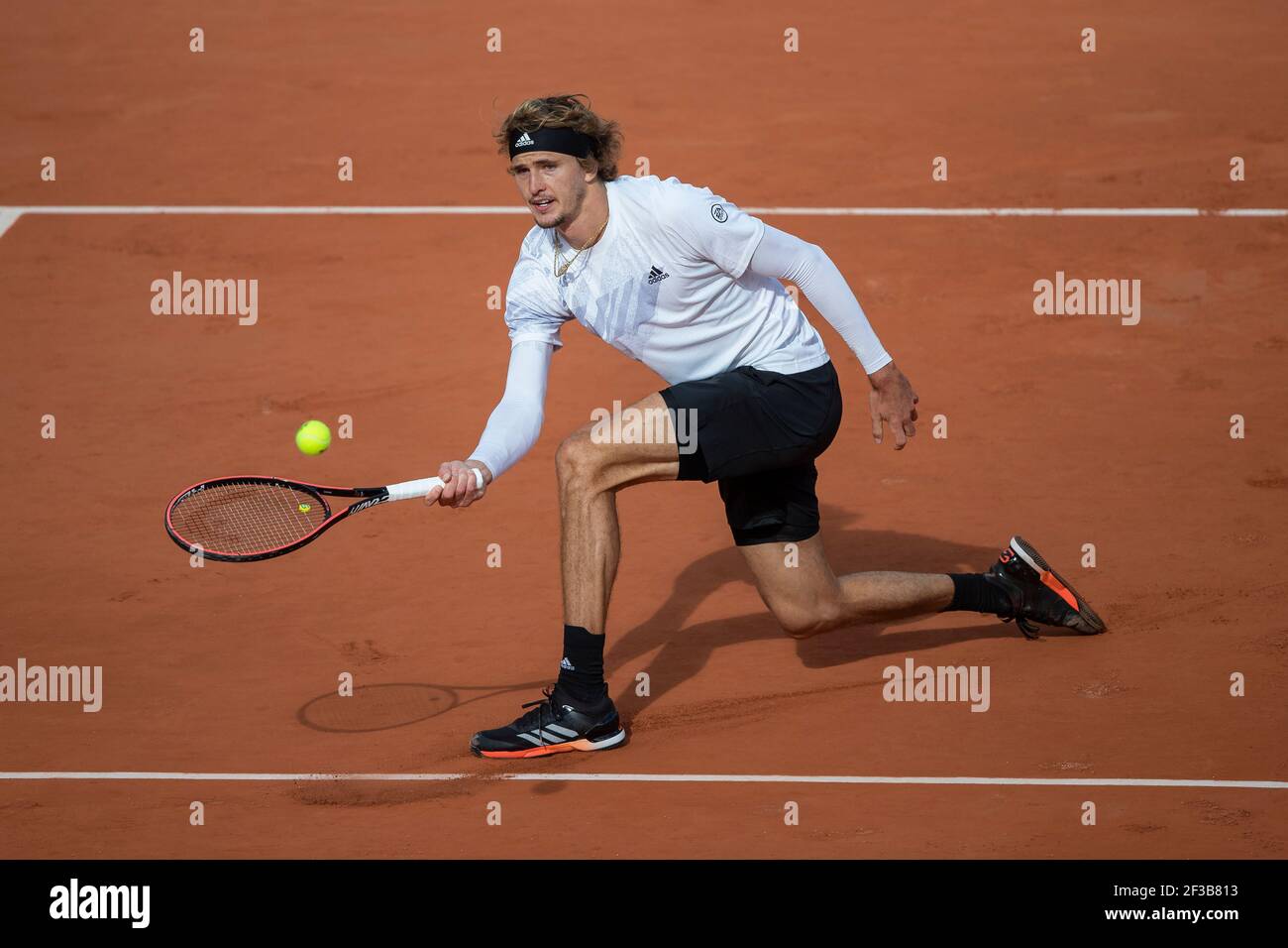 Der deutsche Tennisspieler Alexander Zverev spielt einen Vorhand-Volley während der French Open 2020, Paris, Frankreich, Europa. Stockfoto