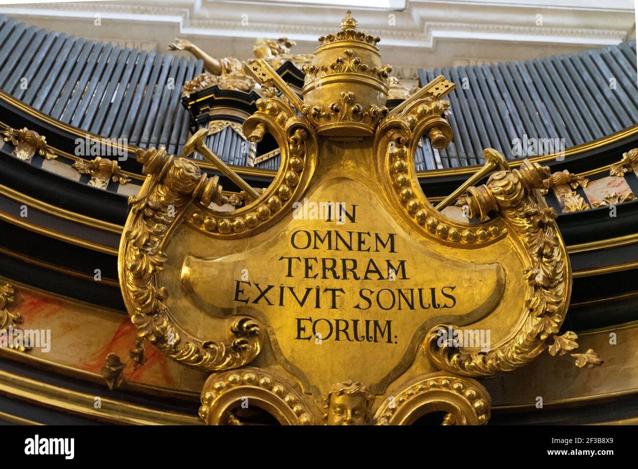 Goldenes Wappen oder Abzeichen mit Omnem Terram Exivit Sonus Eorum (in Latein) Slogan darauf aus Psalm 18:5 Stockfoto