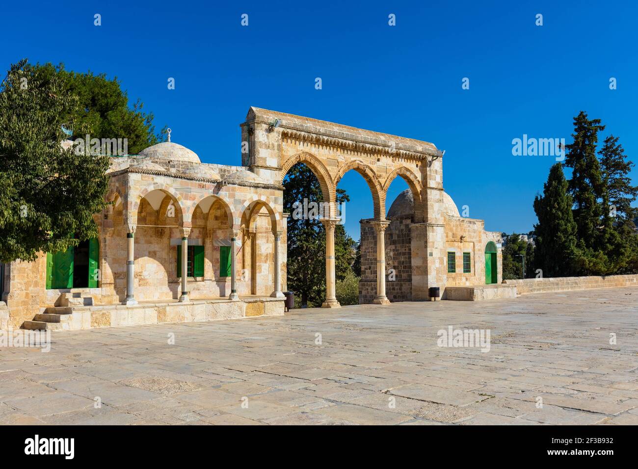 Jerusalem, Israel - 12. Oktober 2017: Tempelberg mit Torbögen, die zum Felsendom führen Islamischer Denkmalsschrein in der Jerusalemer Altstadt Stockfoto