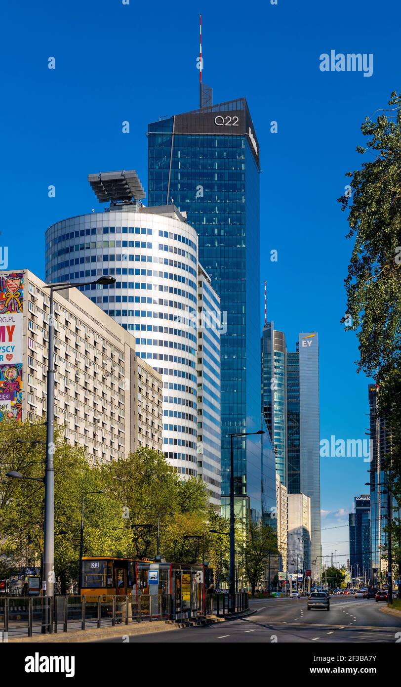 Warschau, Polen - 22. Mai 2020: Geschäftsbezirk in der Innenstadt von Srodmiescie mit Bürogebäuden im Q22- und PZU-Turm in der John Paul II. Avenue Stockfoto