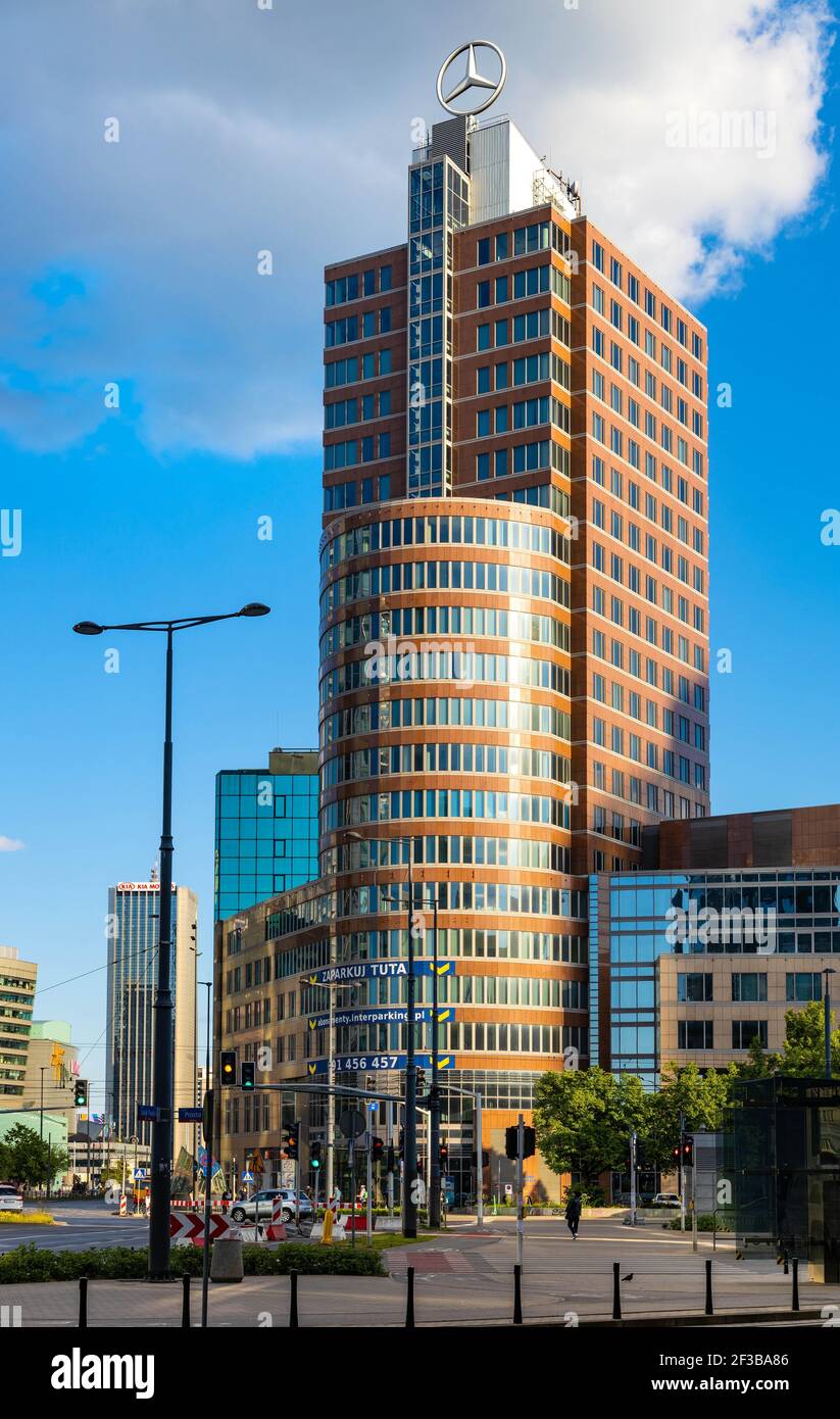 Warschau, Polen - 22. Mai 2020: Ilmet Büroturm im Rondo ONZ Kreis im Geschäftsviertel Srodmiescie in Warschau Stockfoto