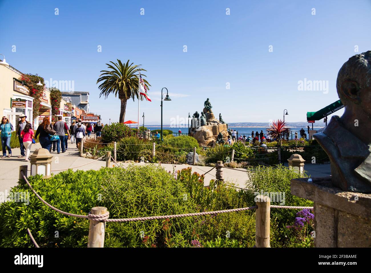 Touristen in John Steinbeck Plaza, Old Monterey, Kalifornien, USA. Stockfoto