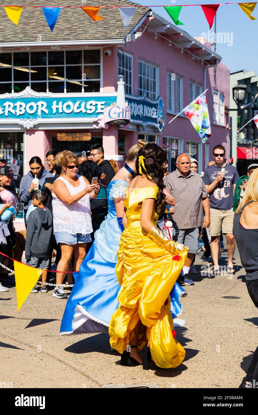 Disney Prinzessinnen tanzen auf Old Fishermans Wharf während des Old Monterey History Fest. 12 13. Oktober 2019, Old Monterey, California, Vereinigte Staaten von Amerika Stockfoto