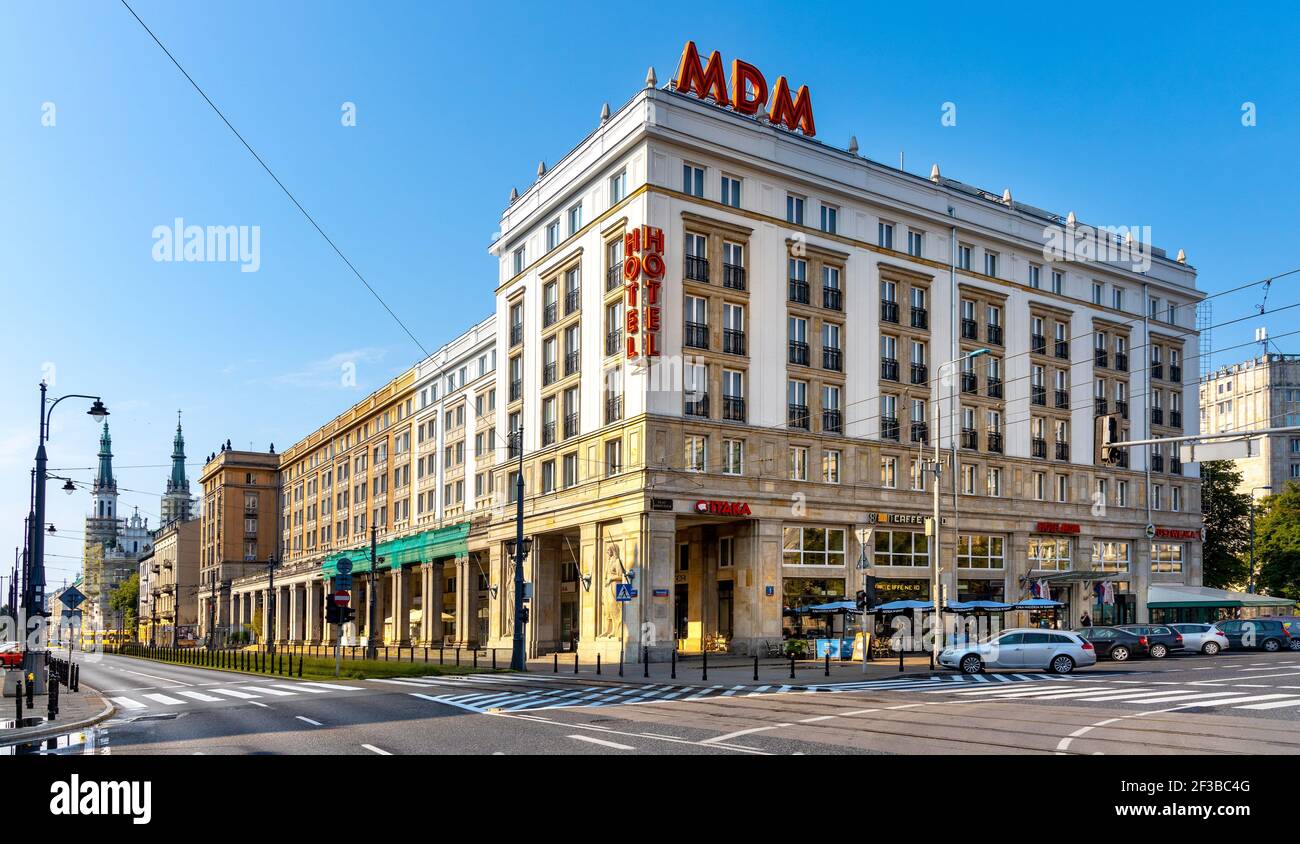 Warschau, Polen - 28. Juni 2020: Das MDM Hotel ist ein klassisches kommunistisches Gebäude aus dem Jahr 50s im MDM Viertel am Platz der Verfassung und in der Marszalkowska Straße in Srodmiescie Stockfoto