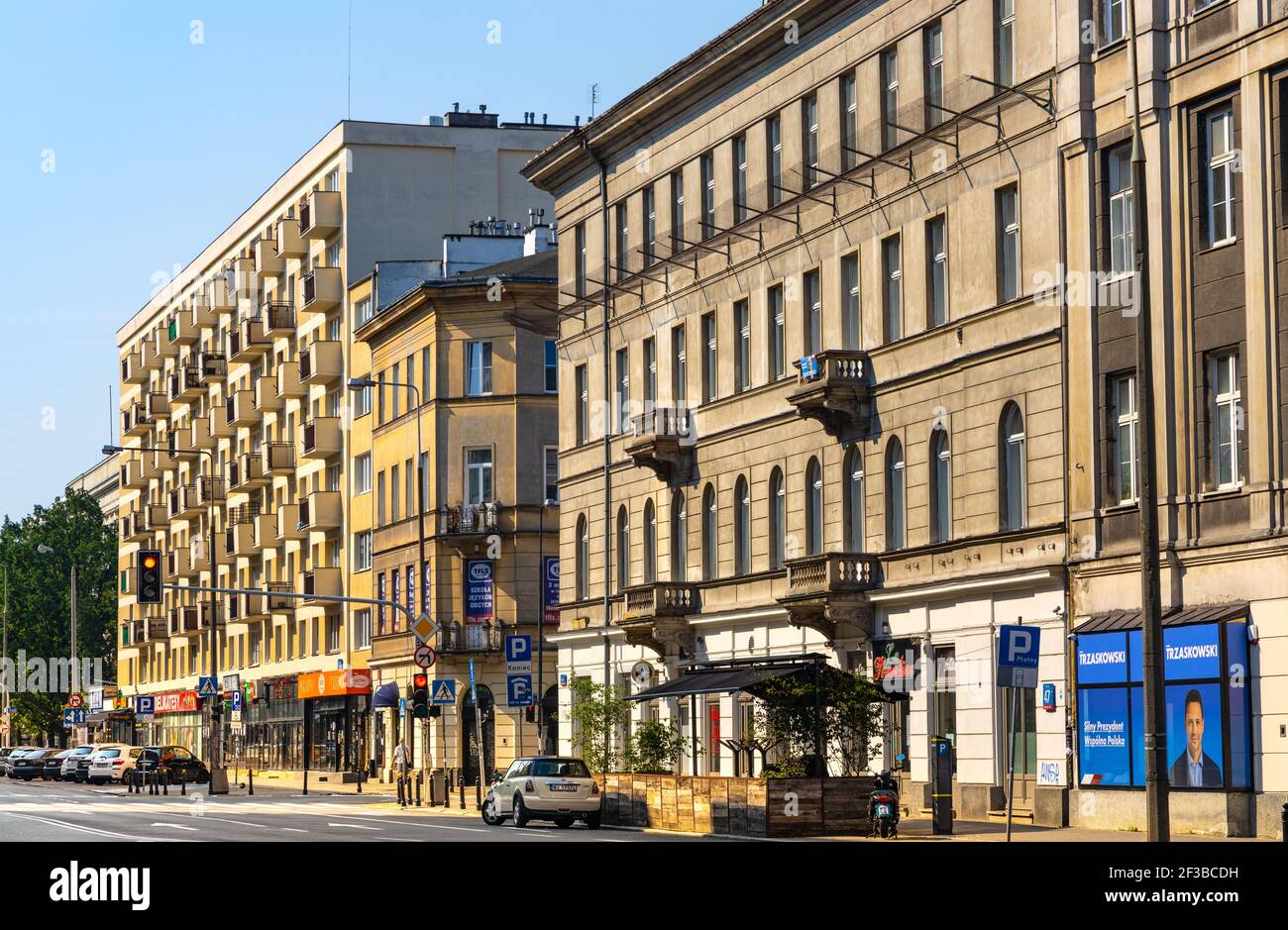 Warschau, Polen - 28. Juni 2020: Panoramablick auf die Krucza-Straße mit klassischer kommunistischer Architektur im Stadtteil Srodmiescie Stockfoto